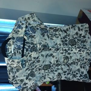 StudioPetites short sleeve black white floral pattern shirt size S